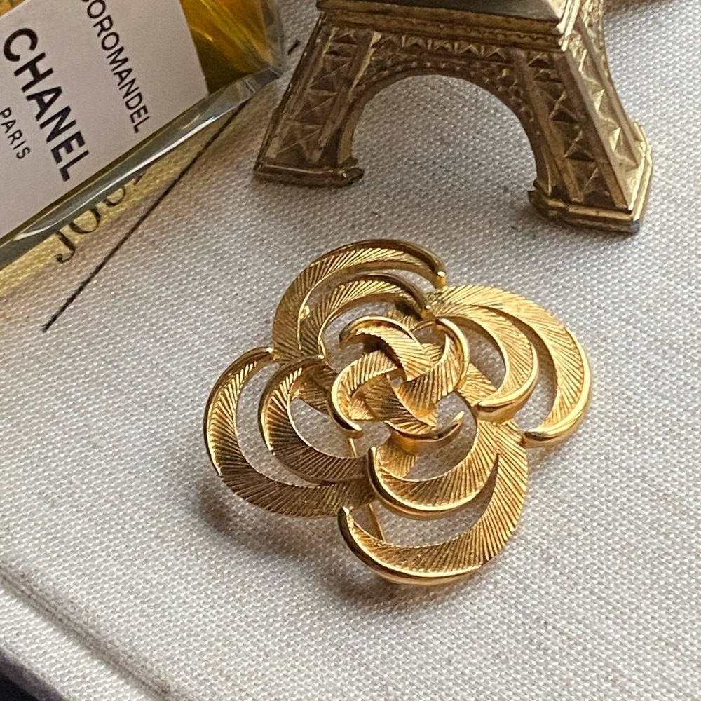 Vintage TRIFARI gold tone brooch